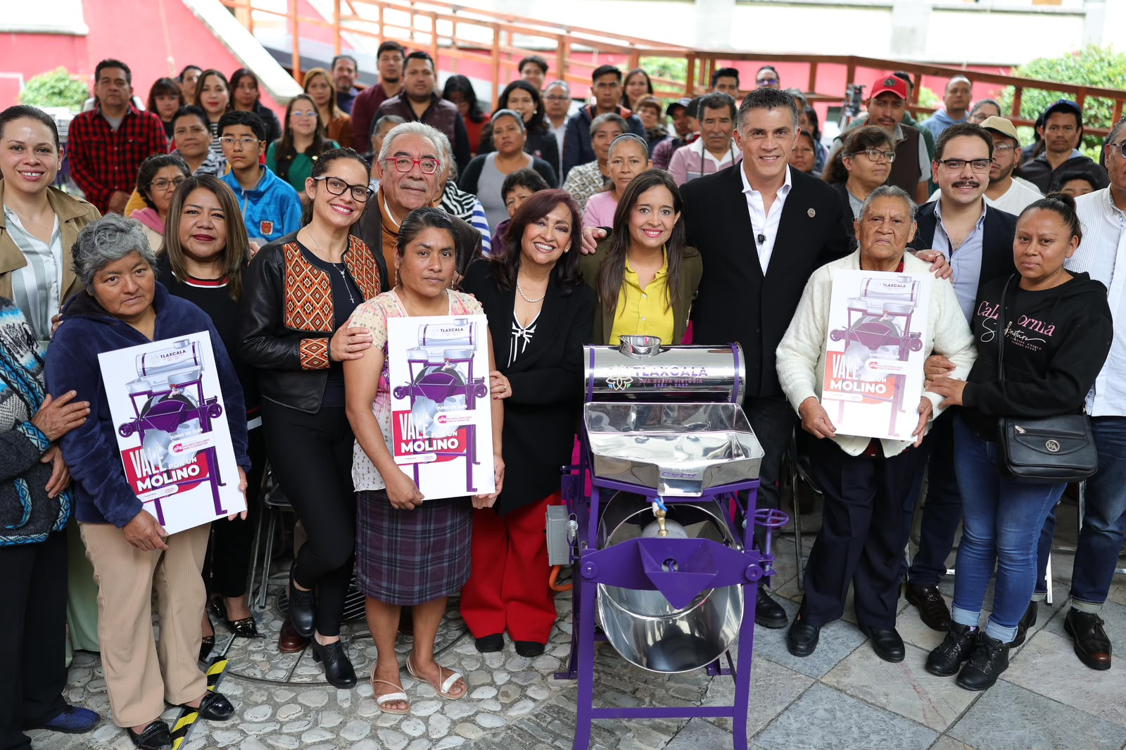 Impulsa gobernadora bienestar con la entrega de 774 molinos familiares